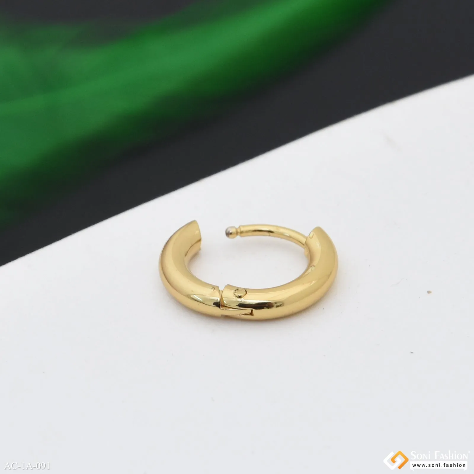 Artisanal Design Golden Color Stud Earring for Men (1 Pc) - Style A091