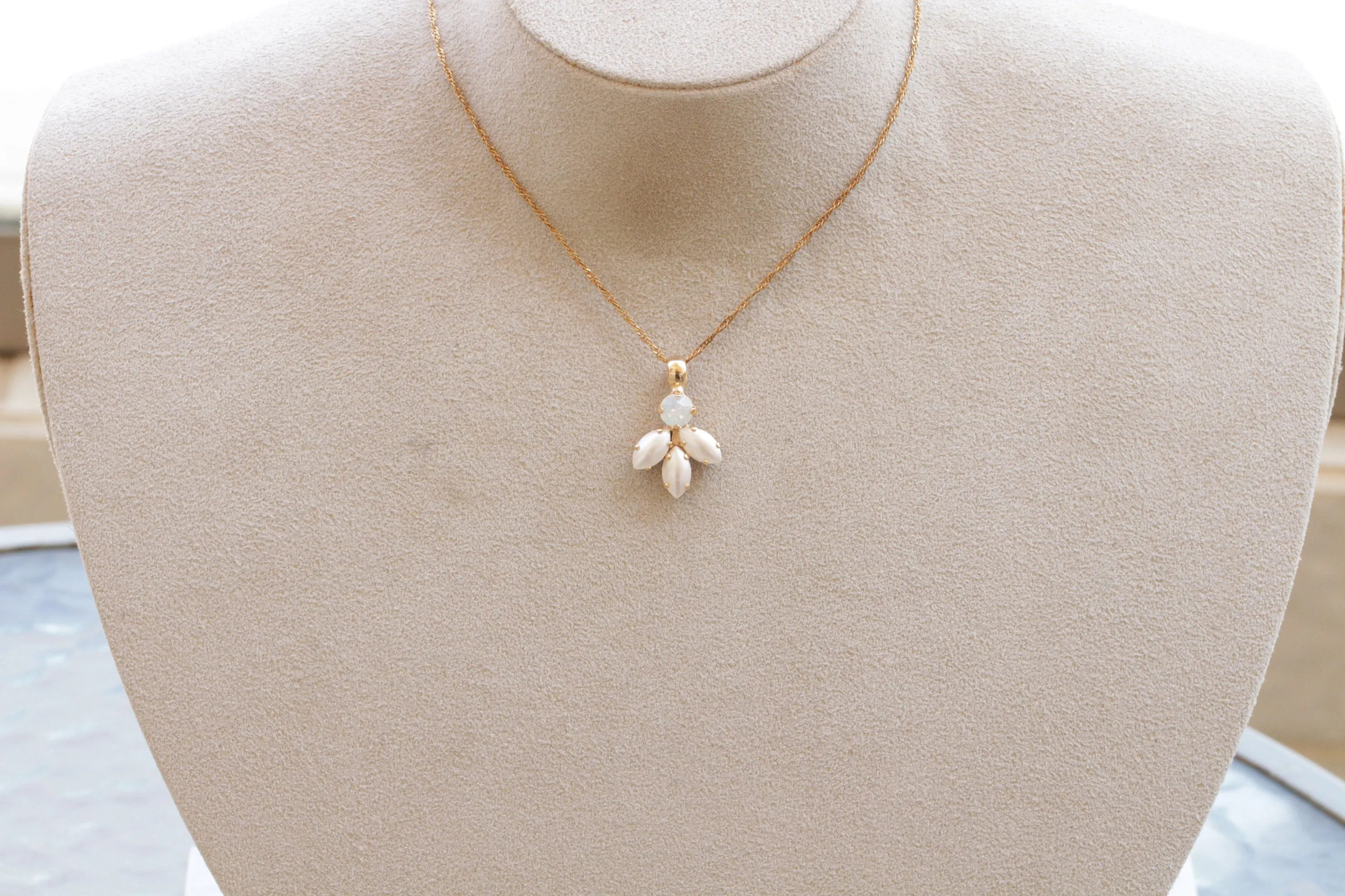CLEAR CRYSTAL NECKLACE