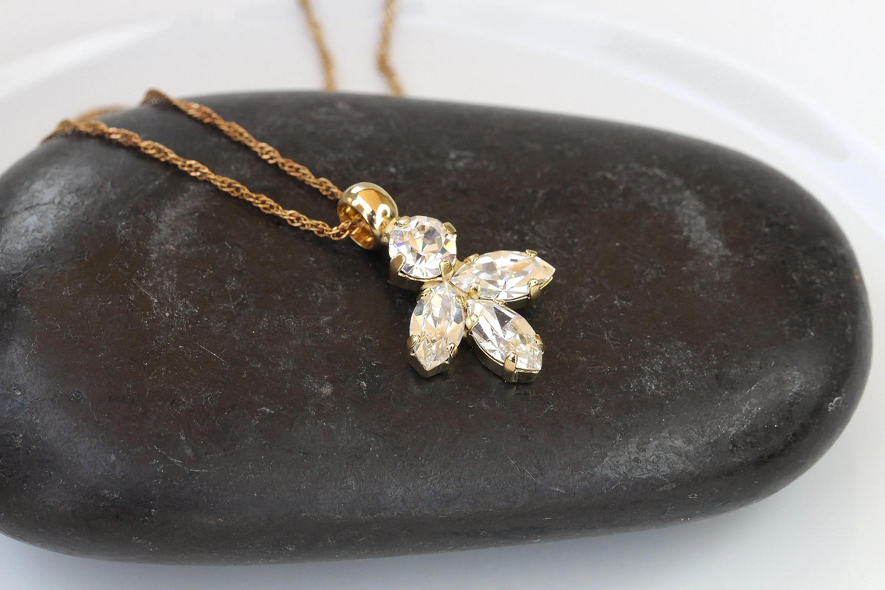 CLEAR CRYSTAL NECKLACE