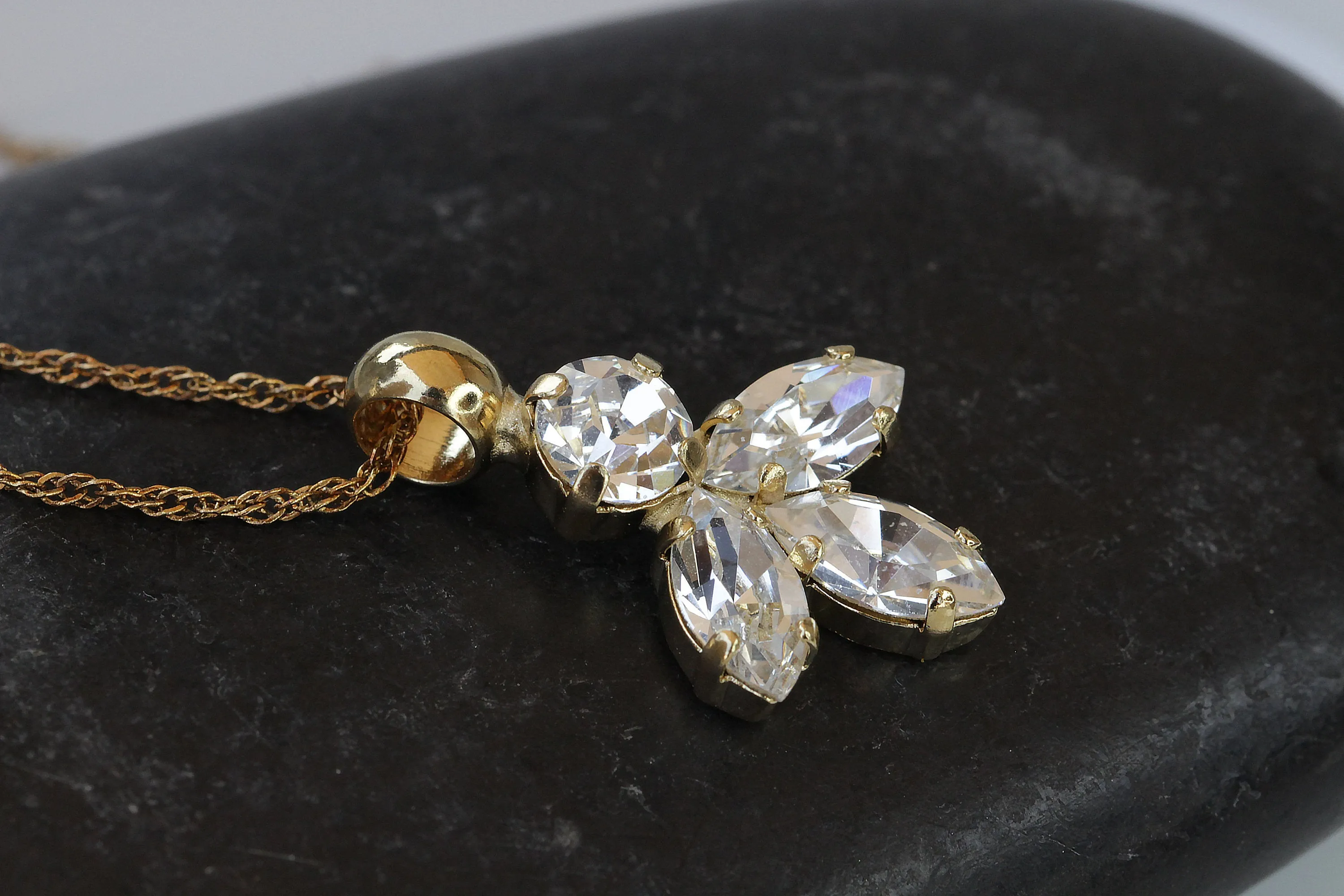 CLEAR CRYSTAL NECKLACE